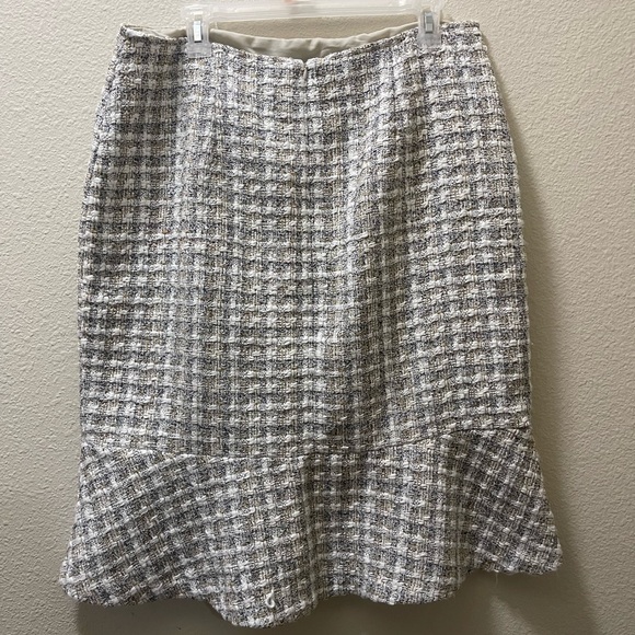 Elegant Gray Tweed Skirt - Picture 2 of 2